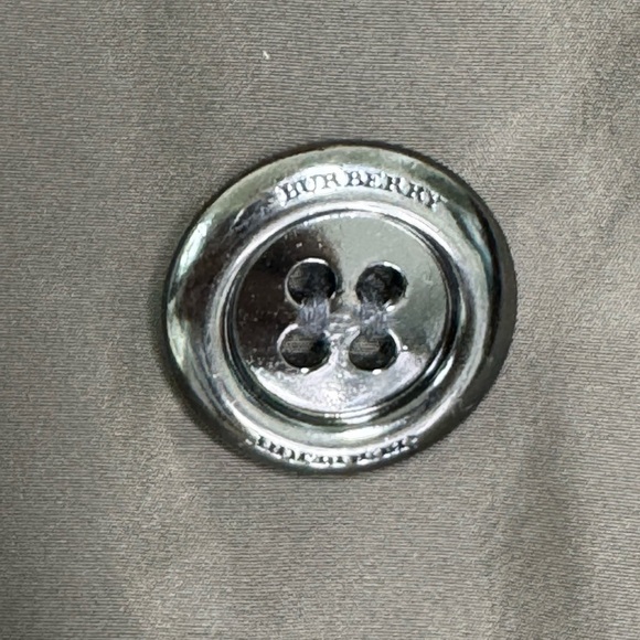 Burberry Women's Raincoat - Classic Elegance for Rainy Days 🌧️ - Picture 9 of 9